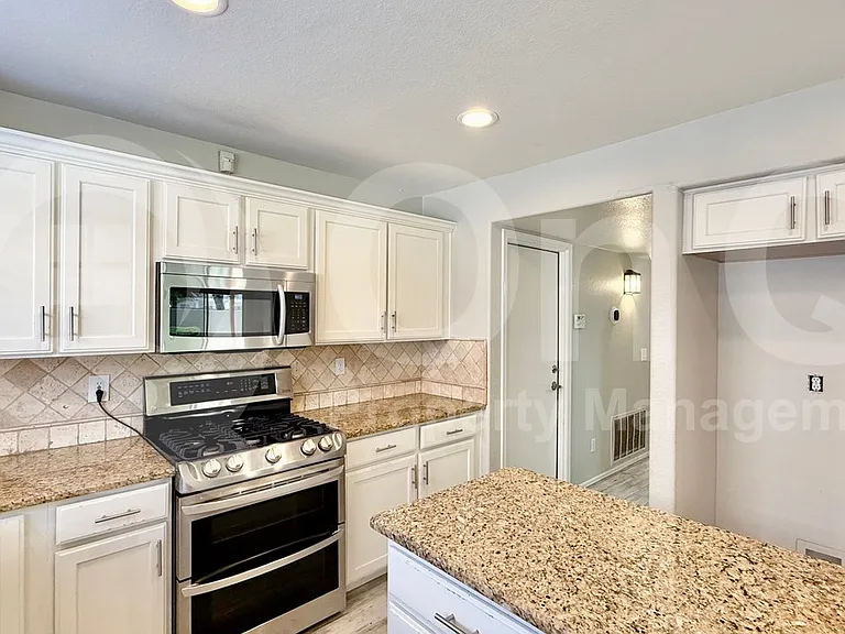 1481 E Cheyenne St — Photo 13