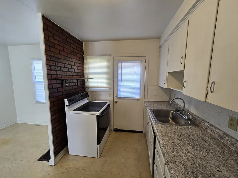 251 Madison St — Photo 6