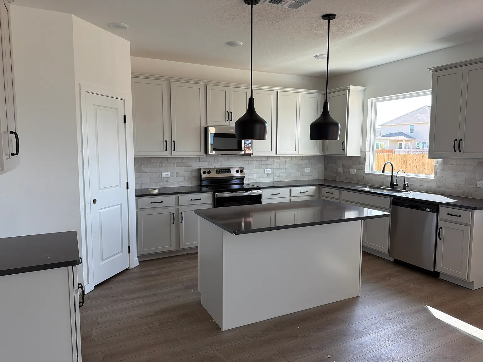4 bed, 2308 sqft, $2,600 — Photo 3
