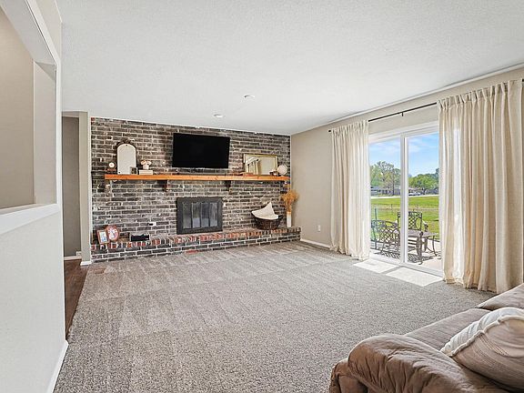 4th image of 113 W Berlin Dr