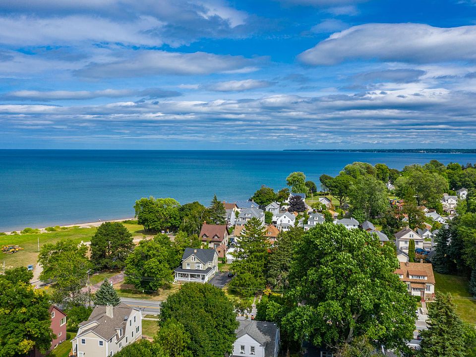 Seasonal view of Lake Ontario.