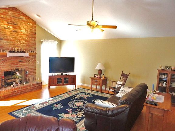 4th image of 225 Michelle Dr