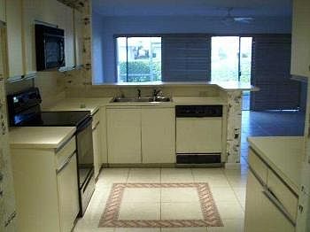 3rd image of 5241 Windsor Parke Dr