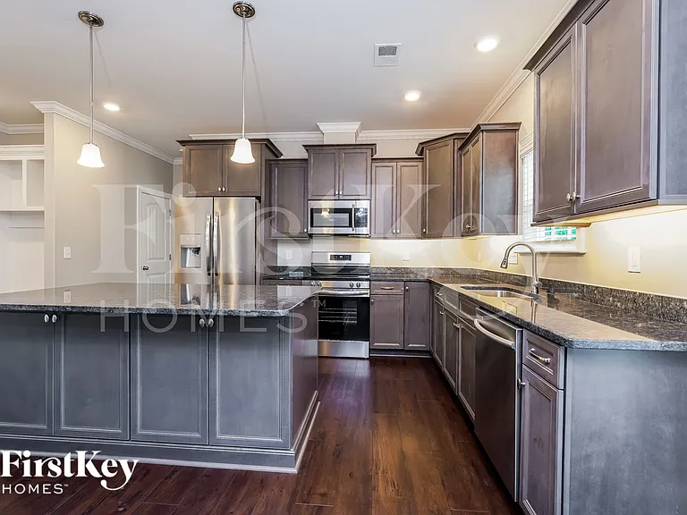 558 Dorchester St — Photo 8