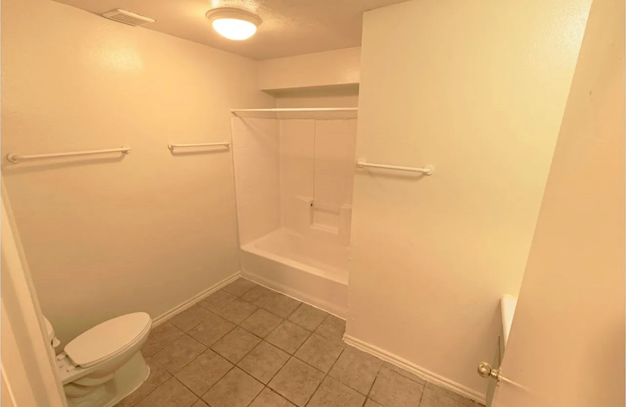 3 bed, 900 sqft, $2,950 — Photo 3