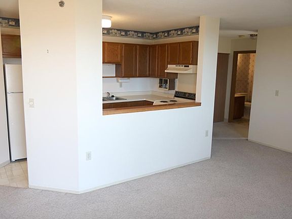 4th image of 6500 Woodlake Dr APT 913