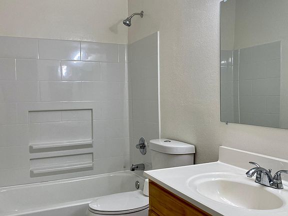 5th image of 1006 E Deodar St #H