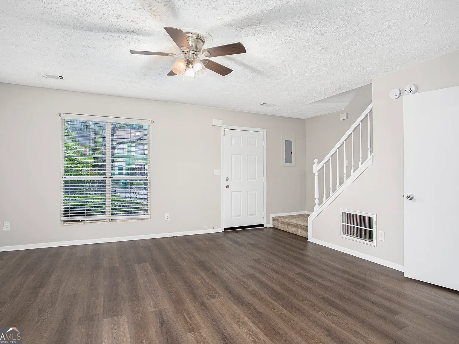 2 bed, 2.5 bath, 1160 sqft, $1,345 — Photo 2