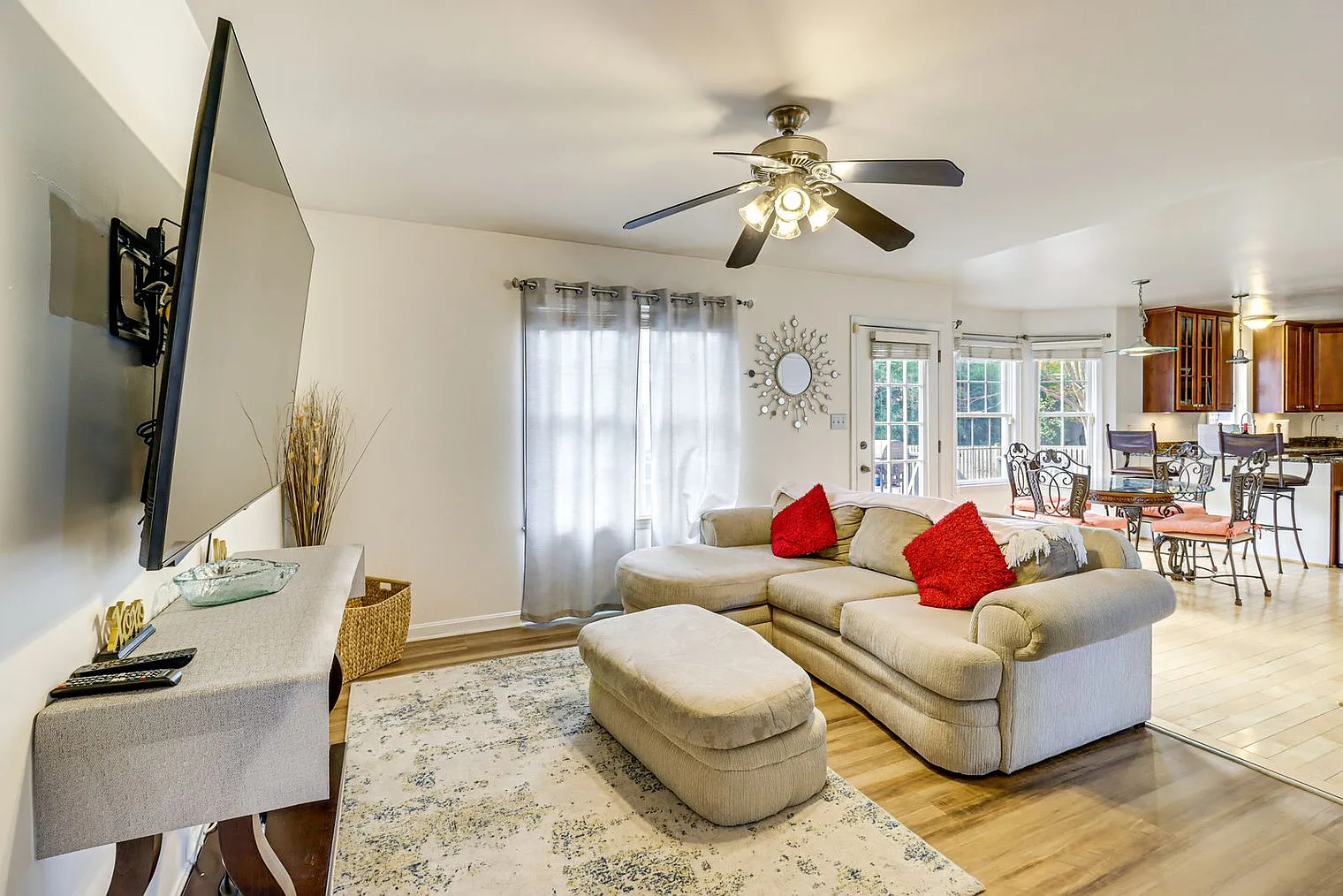 4 bed, 3.0 bath, 2895 sqft, $5,547 — Photo 4