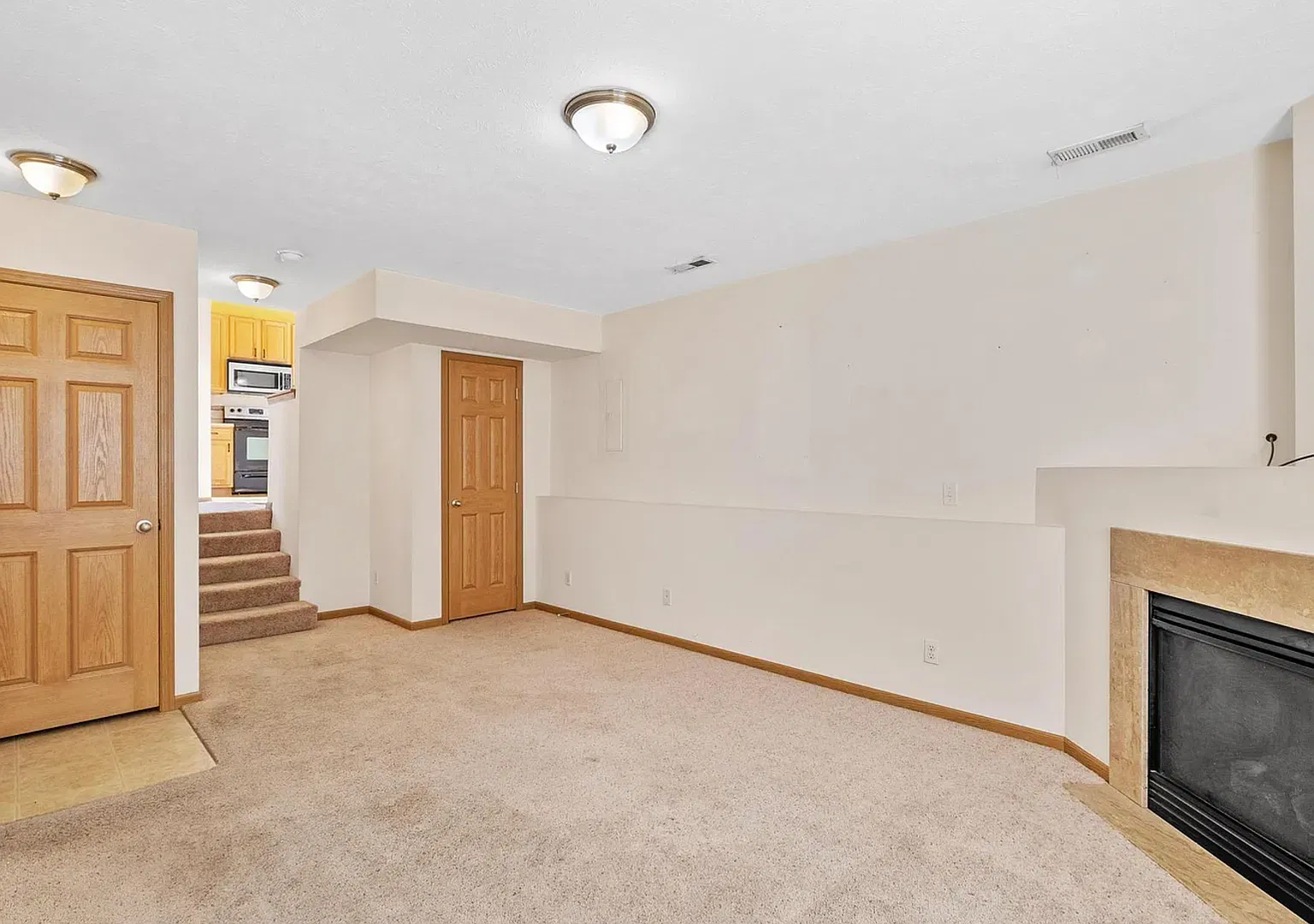 Spacious 3-Bedroom with Fenced Yard & Garage — Photo 4