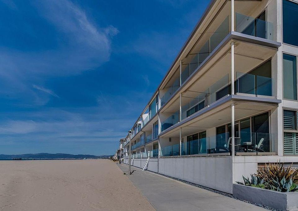 From the Balcony to the Sand ! Unit in center with Ladder down