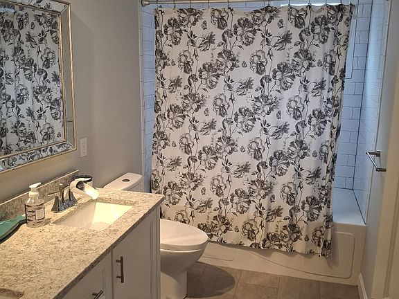 4th image of 381 Essex St #2