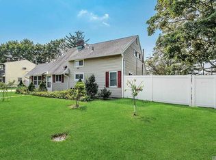 44 Brittle Ln, Hicksville, NY 11801