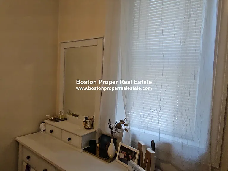 51 Queensberry St #9 — Photo 6