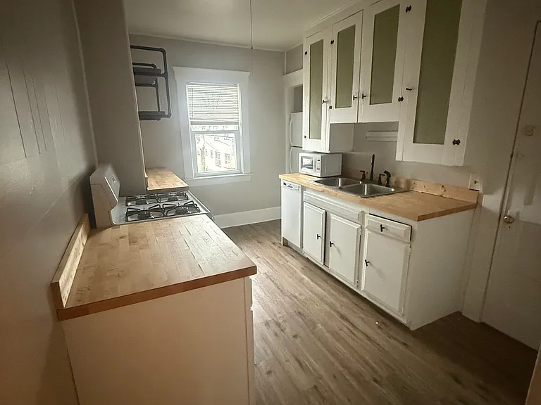 Kitchen (Prior to Remodel)