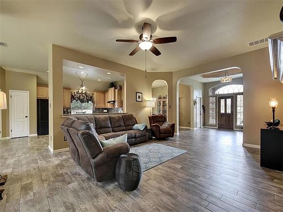 5th image of 121 Bolton Dr
