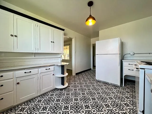 406 W 10th St — Photo 3