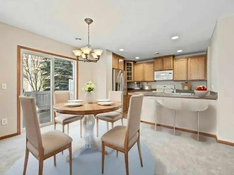 Dining area with Table and Bar stools/Breakfast nook