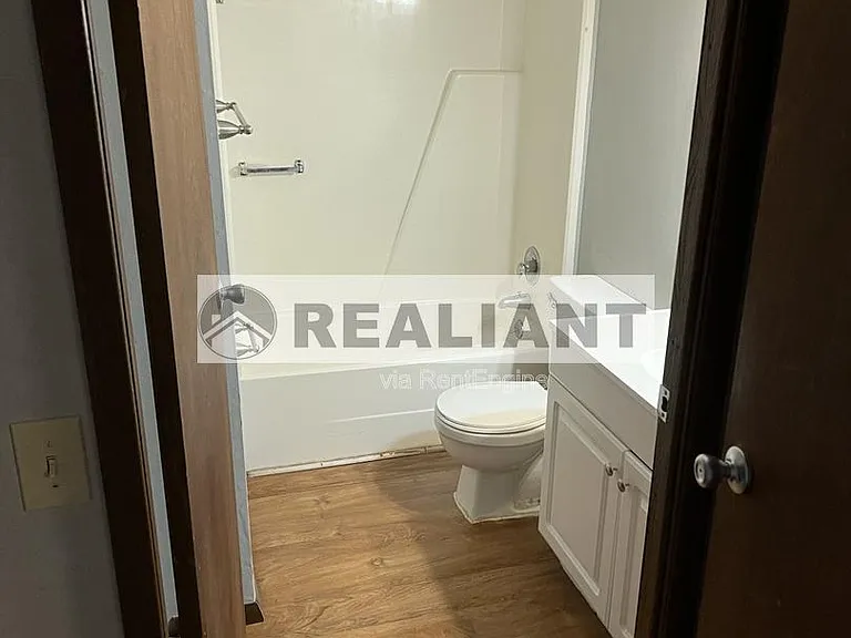 406 Amhurst Dr — Photo 9