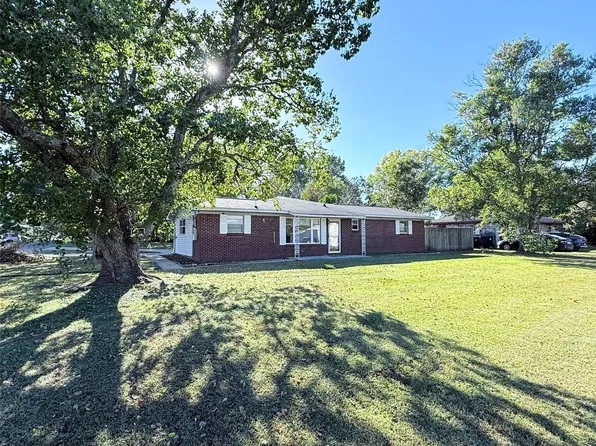 618 E McKinnon St, New Brockton, AL 36351