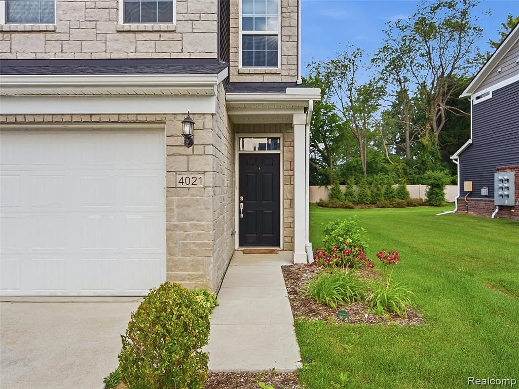 3 bed, 2.5 bath, 2112 sqft, $3,500 — Photo 2