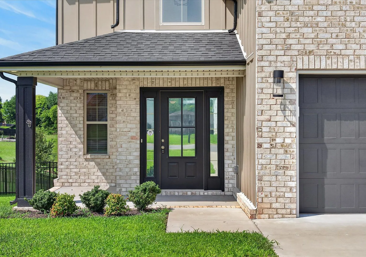 Pet Friendly Three Bedroom with Bonus! — Photo 4