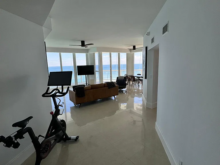 Collins Ave — Photo 2