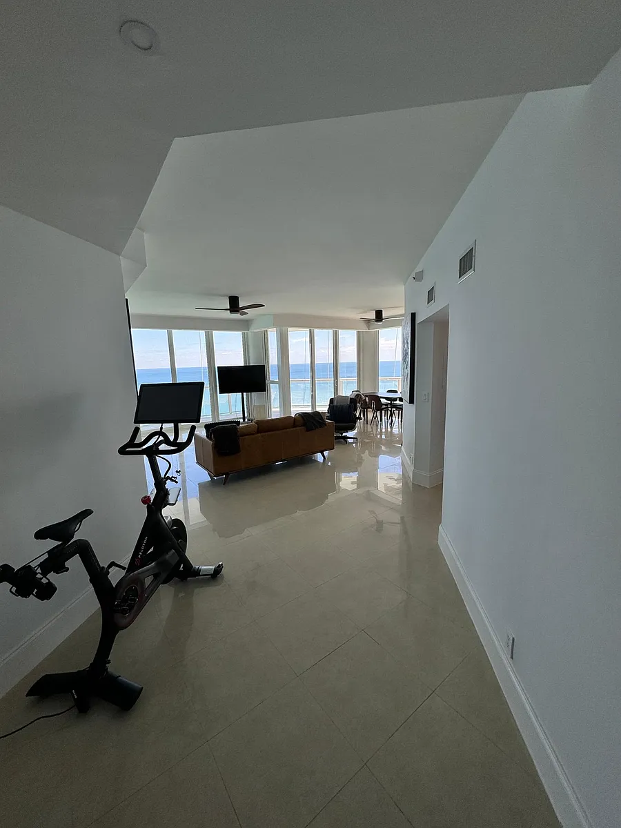 Building Photo - Collins Ave