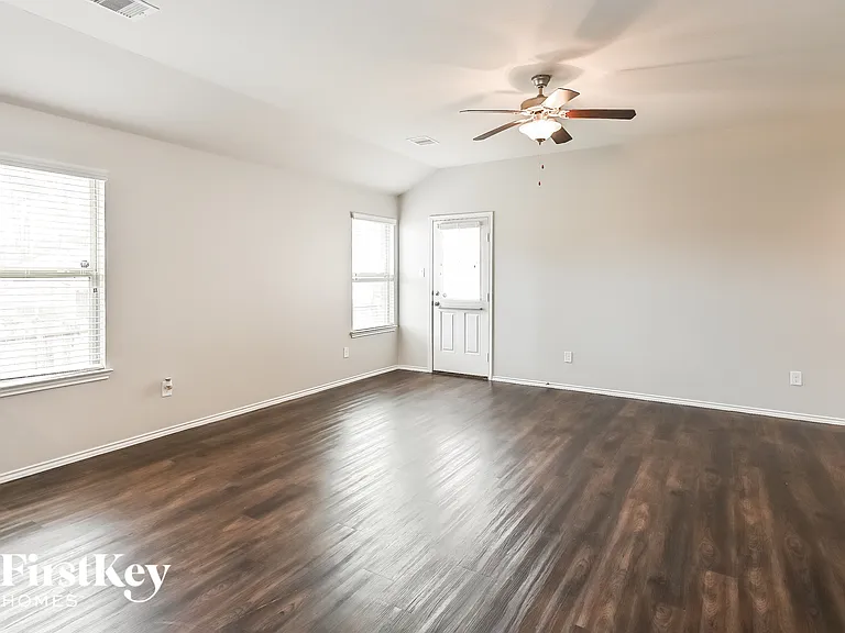 14005 Lake Crescent Dr — Photo 2