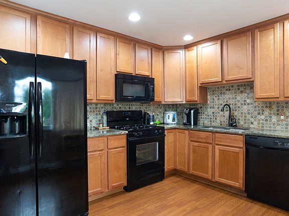 3rd image of 711 Wildwood Ln