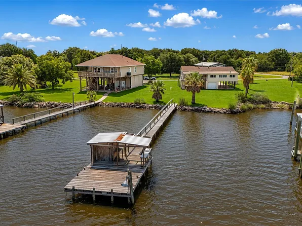 8805 Harbour Dr, Dickinson, TX 77539