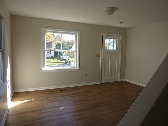 3rd image of 916 E 37th St