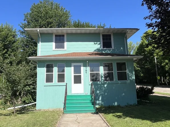 215 N Main St, Clintonville, WI 54929