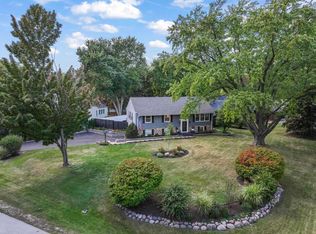 27W375 Oakwood St, Winfield, IL 60190