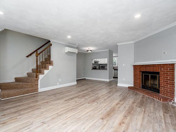 4th image of 12 Stillwater Dr