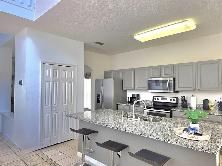 1027 Balmoral Dr — Photo 2