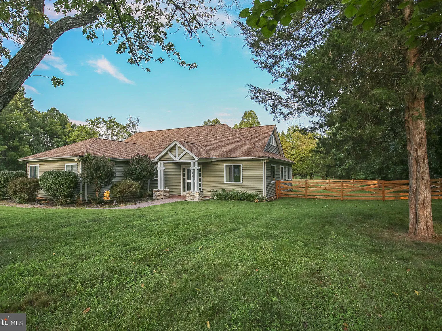 5 bed, 2.0 bath, 2294 sqft, $2,900 — Photo 1