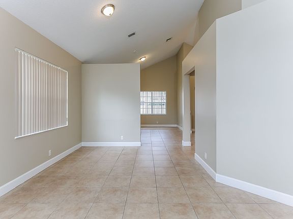 4th image of 335 Cambridge Dr