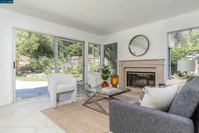 2707 Carmen Ct — Photo 4