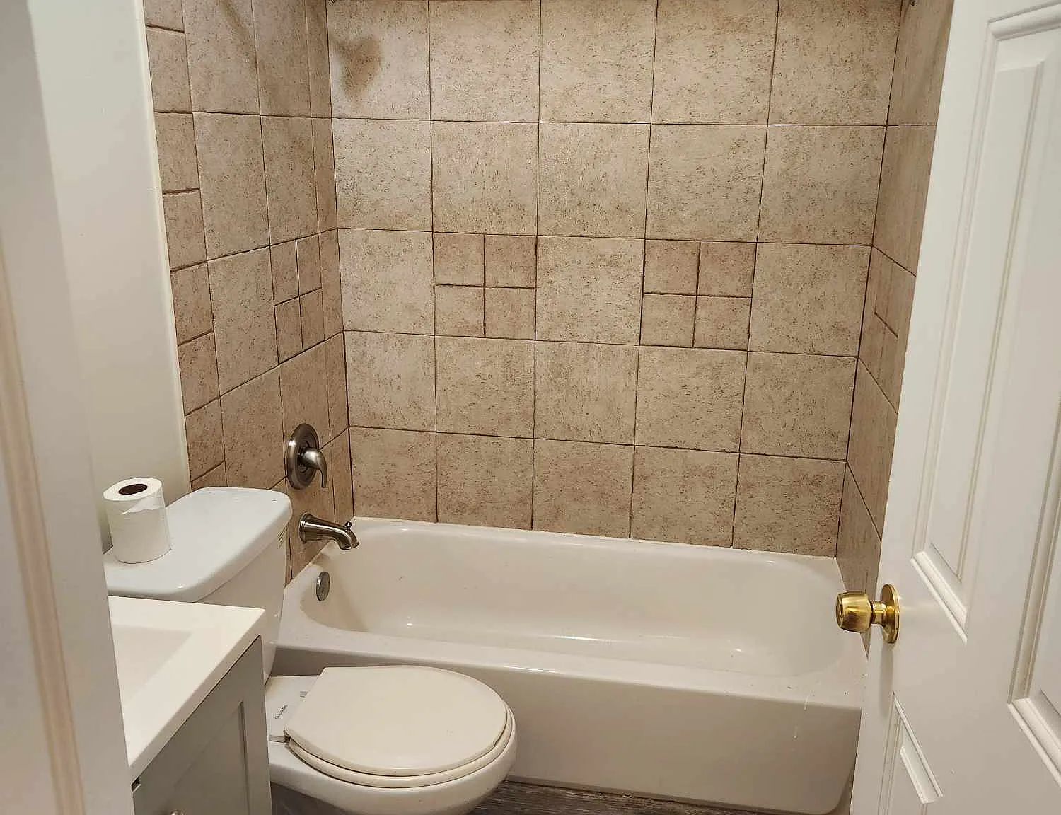 1319 N Baldwin Ct, 2D - 1 — Photo 2