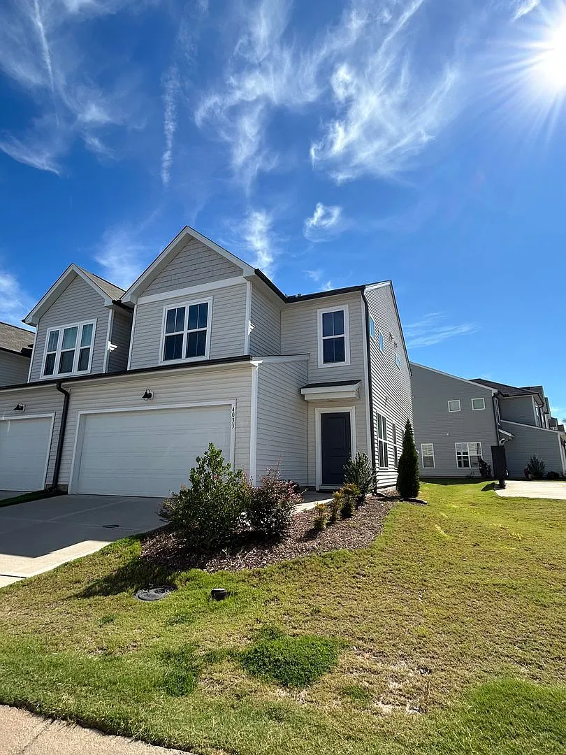 Modern Like-new 3 bedroom 2.5 bath townhouse in Jamestown w/2-car garage — Photo 1