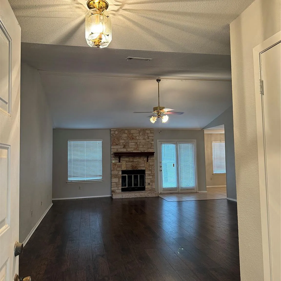 3 bed, 2.0 bath, 1861 sqft, $2,100 — Photo 4