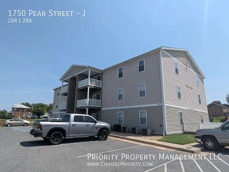 1750 Pear St #J — Photo 1