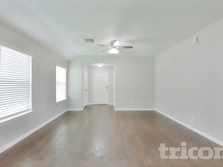 21427 Wilona Way — Photo 2
