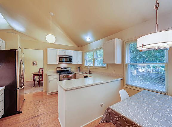 3rd image of 325 Kingsbury Dr