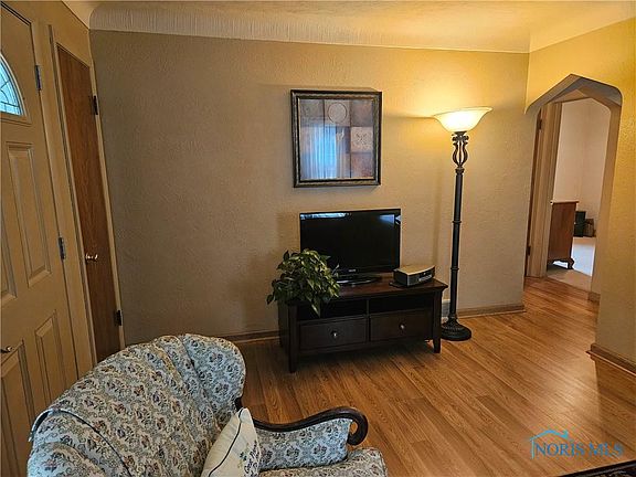 4th image of 1024 Northville Dr