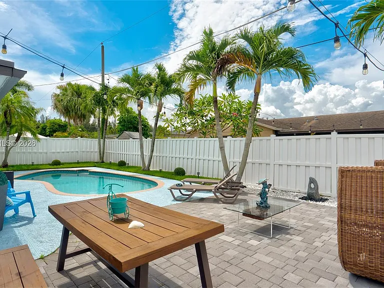 11370 NW 46th Pl — Photo 3