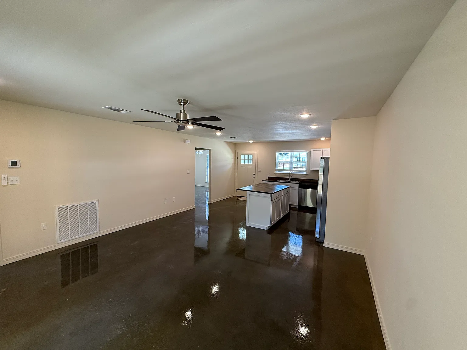 2 bed, 1044 sqft, $1,600 — Photo 3