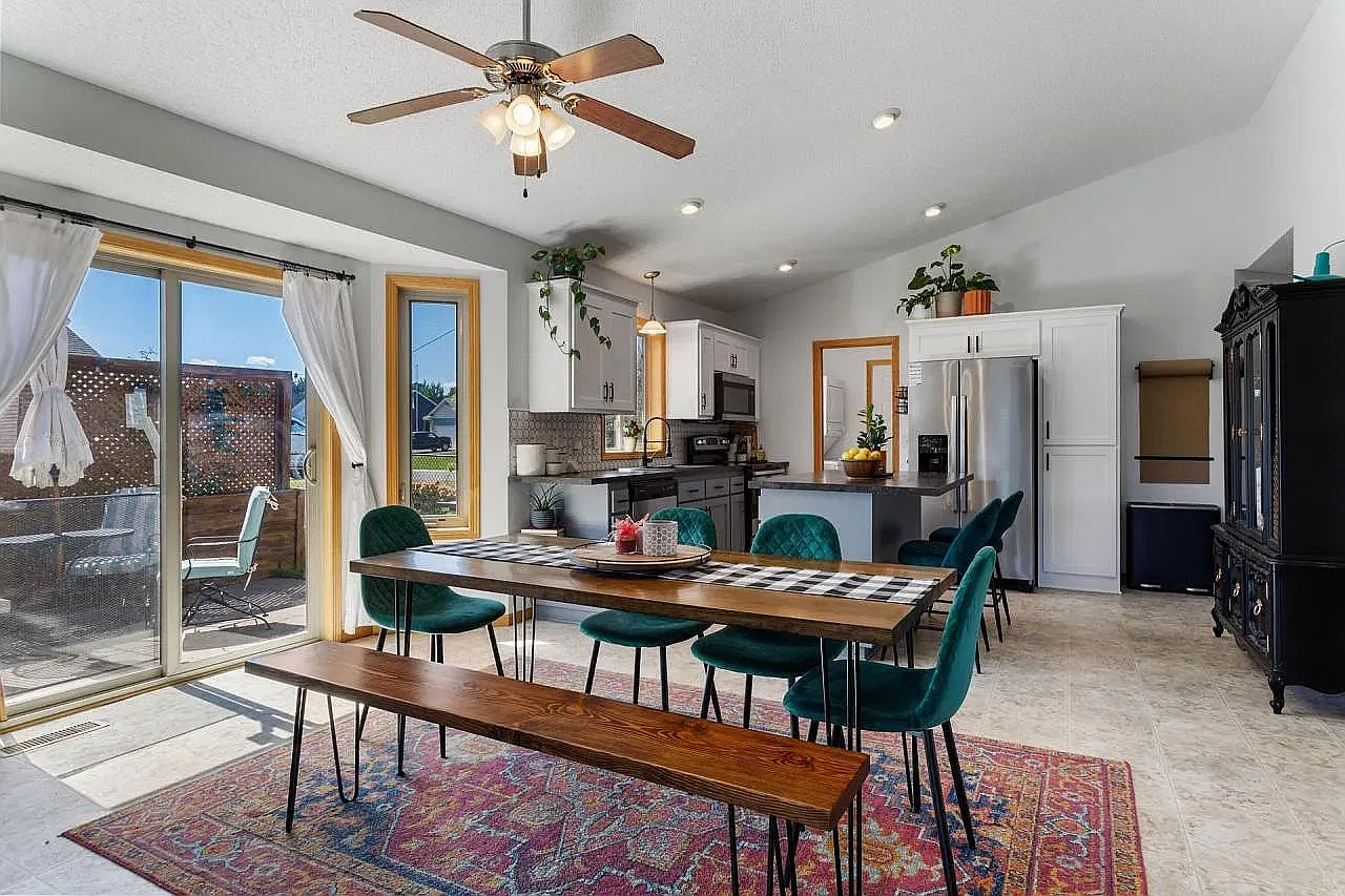 2 bed, 1132 sqft, $1,900 — Photo 3