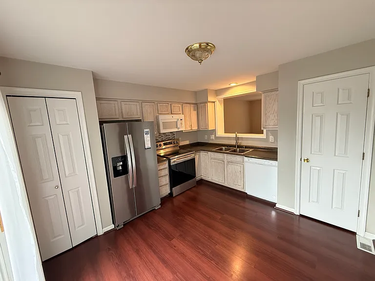 327 W Trinity Ave — Photo 16